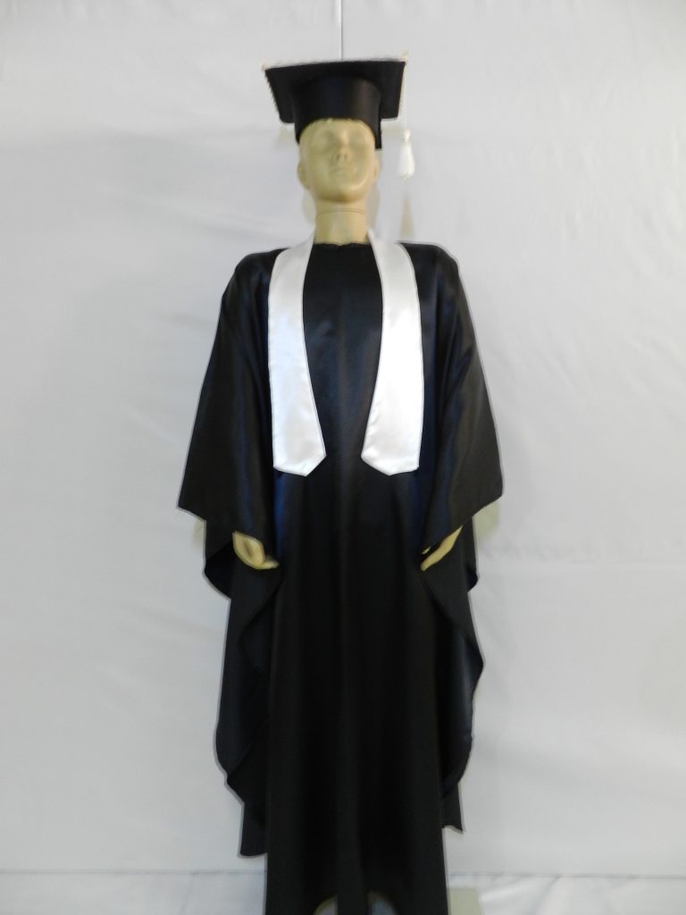 Beca Formatura Infantil em tecido cetim preto com faixa branca e capelo
